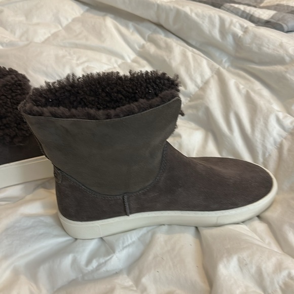 Ugg boots. New condition. Grey. Size 10 - Picture 2 of 4